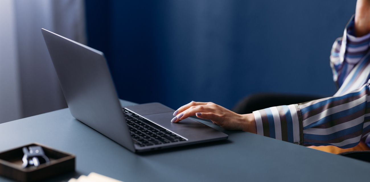 Eine Hand auf der Laptop Tastatur